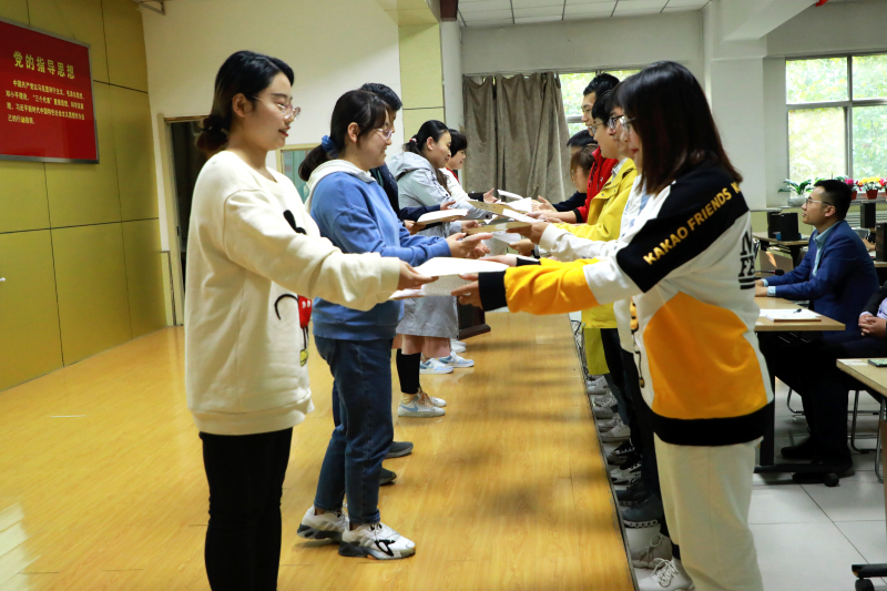 师徒结对 薪火相传｜澳门金年会app下载官网举行青年教师拜师仪式